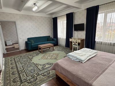 Номер «Люкс» — просторный номер с зоной отдыха